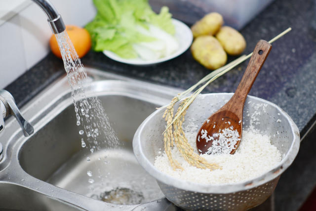 ¿Es necesario lavar el arroz antes de cocinarlo? 4 Vida.es Enjuague rápido vs. remojo prolongado