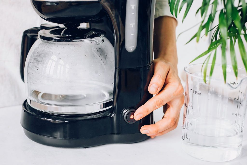 ¡Cuidado con tu cafetera! Límpiala con este método para evitar moho y bacterias 1 Vida.es La importancia de limpiar tu cafetera regularmente