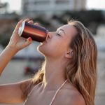 Mezclar bebidas energéticas con alcohol: los riesgos cardiovasculares y de intoxicación que debes conocer