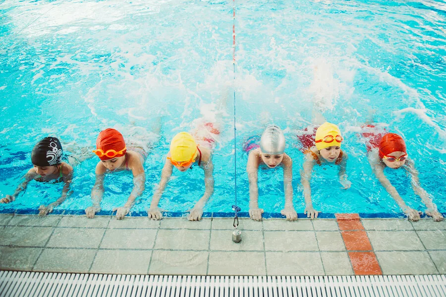 Beneficios de aprender a nadar desde temprana edad