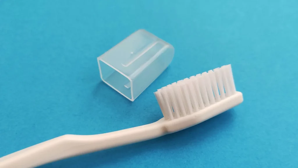 Cuáles son los riesgos asociados con el uso de tapas en cepillos de dientes