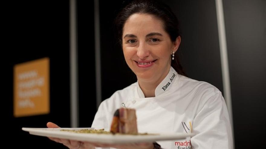 Elena Arzak te cuenta cómo darle un twist moderno a la merluza en salsa verde 2 Vida.es PRESENTACIÓN Y DETALLES FINALES