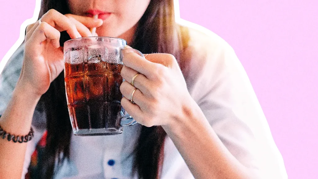 Evita las bebidas azucaradas y los jugos comerciales