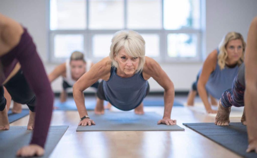 Incorporar ejercicios aeróbicos, de fuerza y flexibilidad