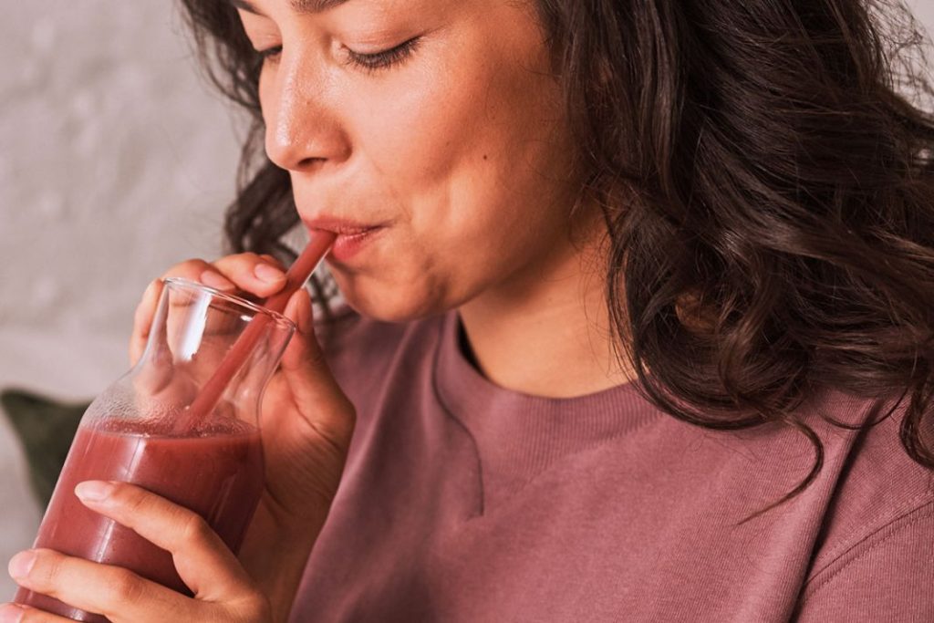 Mantén una buena hidratación y evita los alimentos ultraprocesados