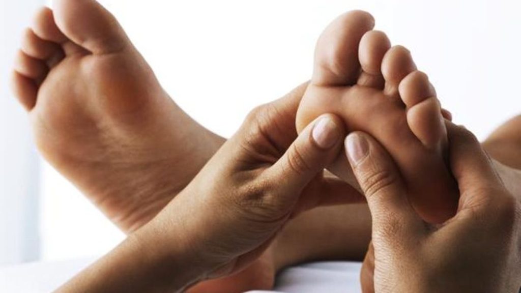 Sigue estos consejos para prevenir los sabañones en pies y manos 2 Vida.es Masajea tus extremidades regularmente