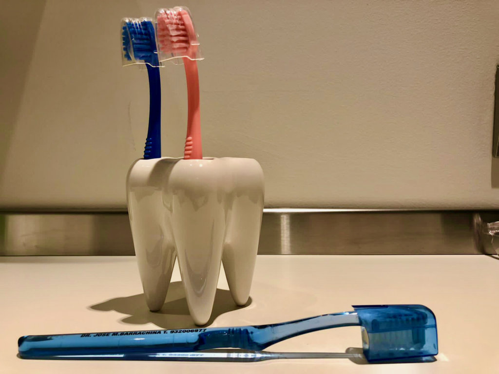 Qué precauciones se deben tomar al usar tapas en cepillos de dientes