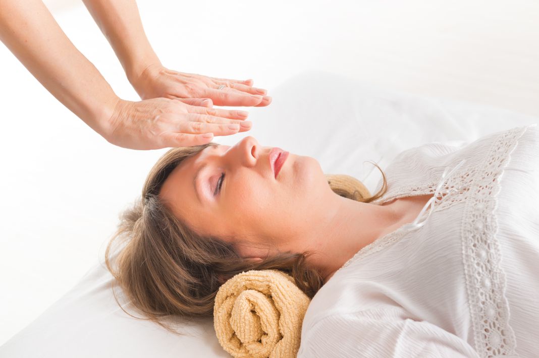 El Reiki que no conoces: ¿Cómo puede transformar tu salud y ánimo? 1 Vida.es EL ORIGEN DEL REIKI: MÁS QUE UNA LEYENDA