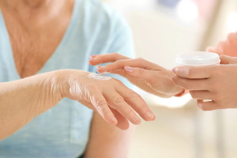 CUIDADO GLOBAL DE LA PIEL EN ADULTOS MAYORES