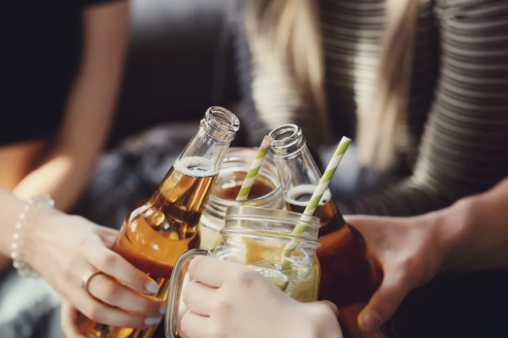 ¿Cómo prevenir el alcoholismo en los adolescentes? 1 Vida.es Conocer los riesgos del consumo de alcohol