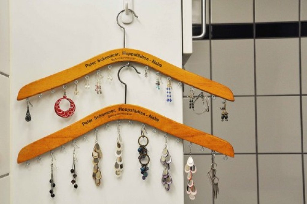 Crea un organizador de joyas con una percha y medias viejas