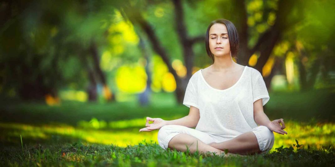 Yoga en casa: 7 posturas para flexibilidad y paz interior 5 Vida.es EL PAPEL DE LA RESPIRACIÓN Y LA MEDITACIÓN