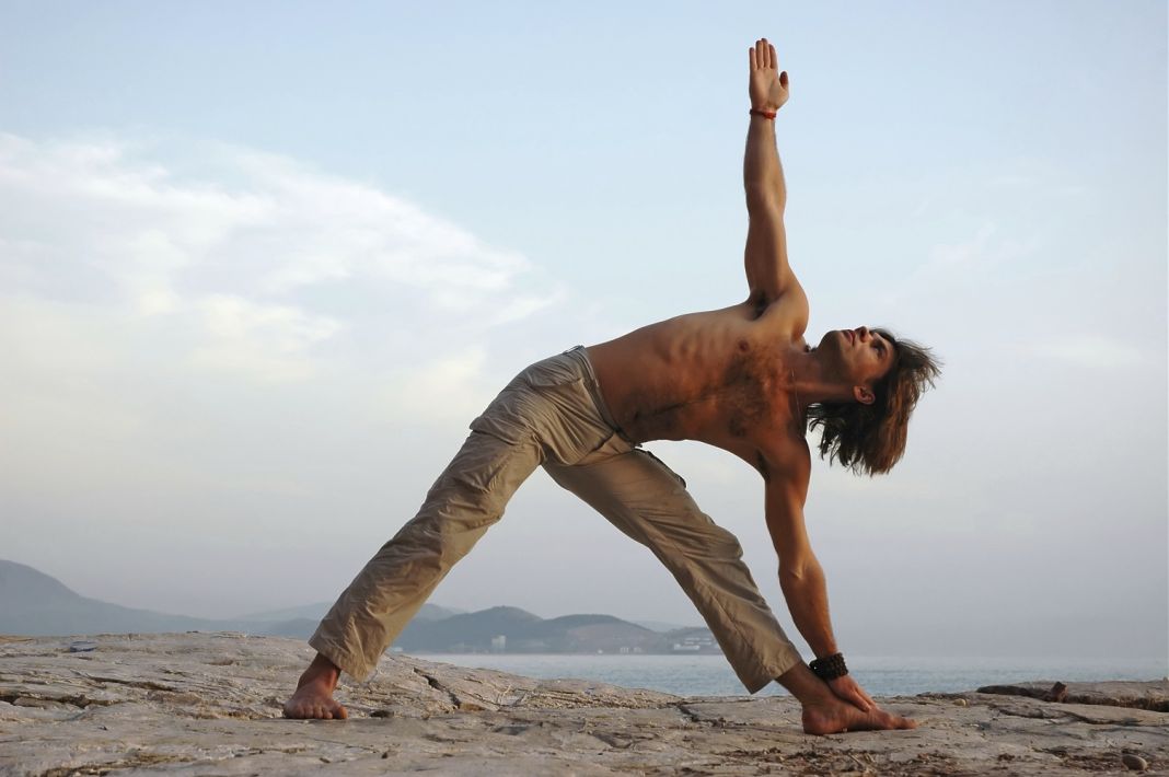 Yoga en casa: 7 posturas para flexibilidad y paz interior 3 Vida.es YOGA: POSTURA DEL TRIÁNGULO (TRIKONASANA)