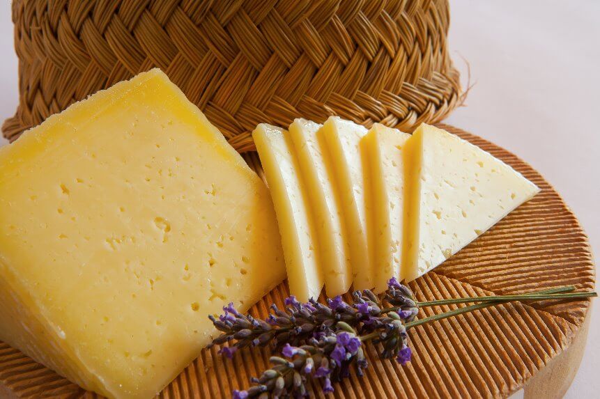 Tres alimentos españoles que no comen los japoneses para alargar su esperanza de vida 2 Vida.es Queso manchego