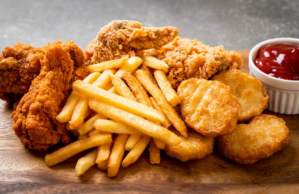 Los 10 alimentos que aceleran el envejecimiento en adultos mayores 1 Vida.es CARNE PROCESADA Y ALIMENTOS FRITOS