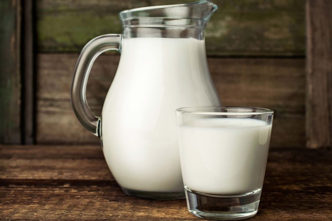 Los 10 alimentos que aceleran el envejecimiento en adultos mayores 2 Vida.es ALIMENTOS PROCESADOS Y PRODUCTOS LÁCTEOS ENTEROS