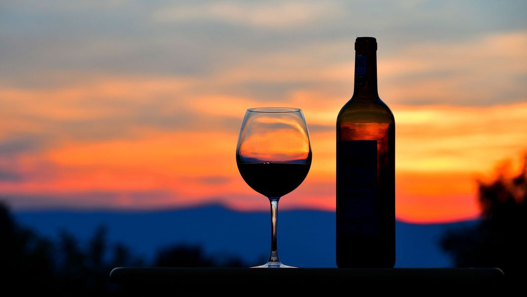Vino nocturno: los efectos en tu cuerpo de tomarlo a diario que contradice a los médicos 1 Vida.es VINO NOCTURNO: IMPACTO EN LA SALUD CARDIOVASCULAR