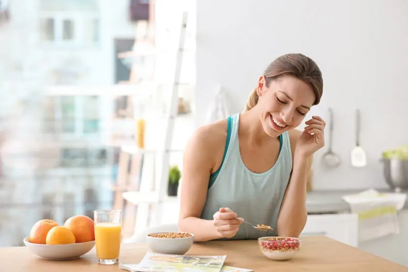 Consumir desayunos altos en grasas saturadas