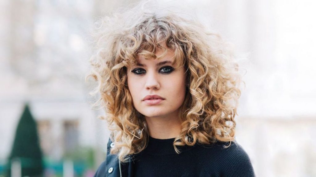 Controla el frizz: soluciones naturales para un cabello supermanejable 1 Vida.es Corte de cabello con flequillo ondulado Vida.es