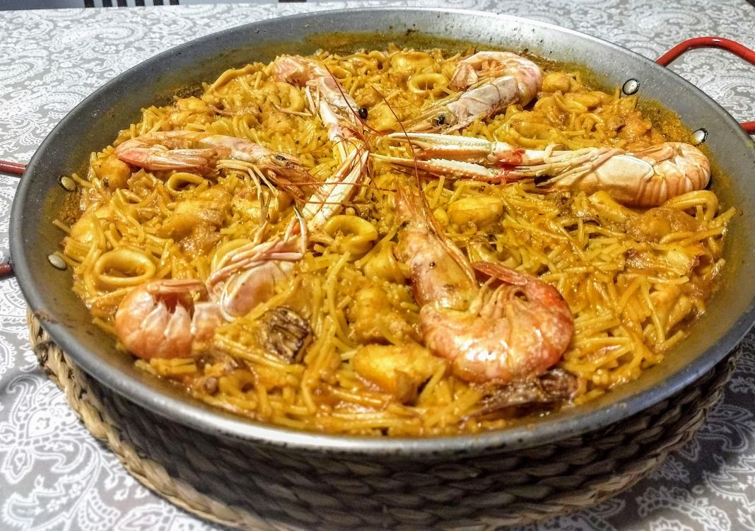 Fideuá fácil y deliciosa: Tips para sorprender a tus invitados 4 Vida.es LA IMPORTANCIA DE UN BUEN CALDO