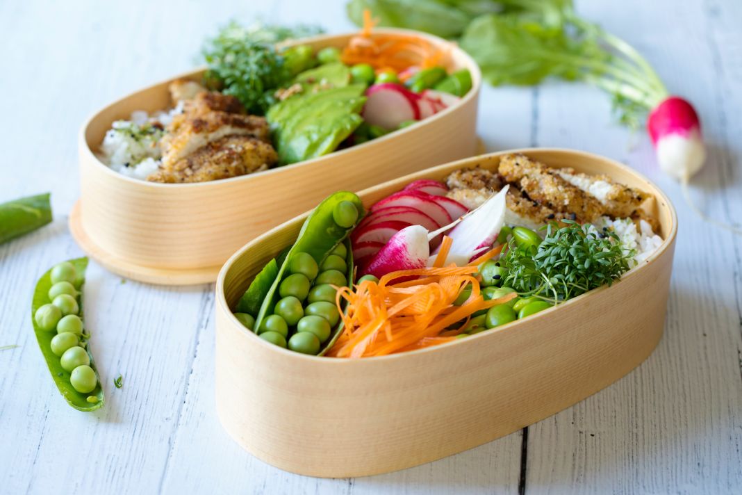 Verduras en un recipiente de bamb&uacute;