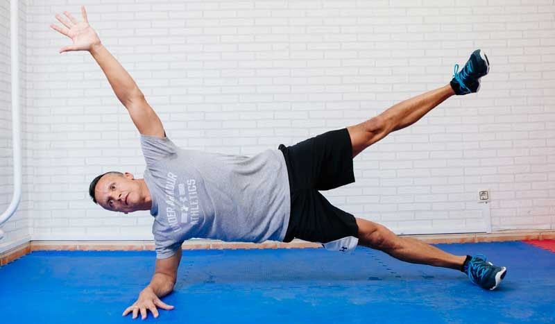 ¡Abdomen de hierro a los 50! Descubre el ejercicio definitivo 1 Vida.es Flexiones laterales Vida.es