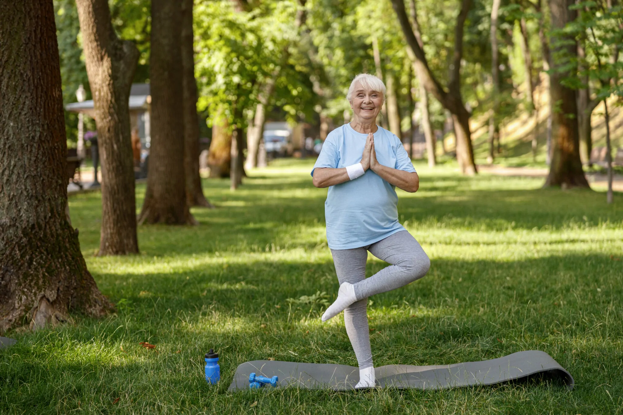 YOGA PARA ADULTOS MAYORES: POSTURAS DE PIE