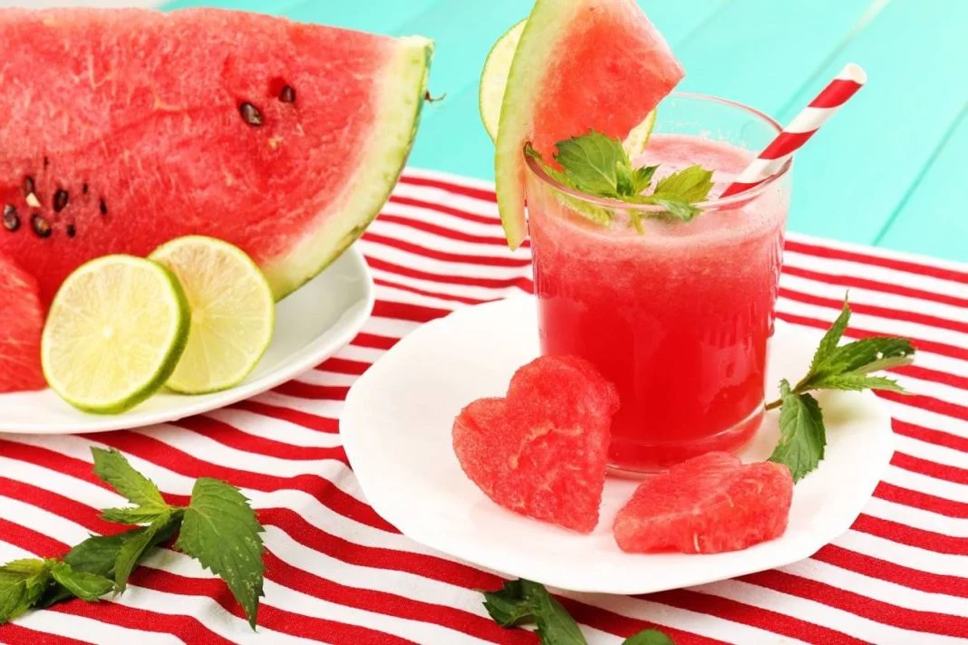 Di adiós a las gaseosas: 4 frutas perfectas para crear cócteles totalmente naturales 1 Vida.es TRAGOS DE LIMÓN Y SANDÍA