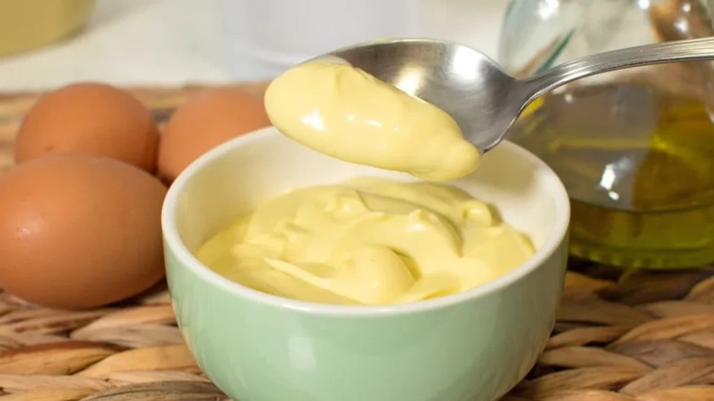 El truco para una mayonesa casera insuperable que debes conocer 1 Vida.es Mayonesa casera con aceite de oliva Vida.es