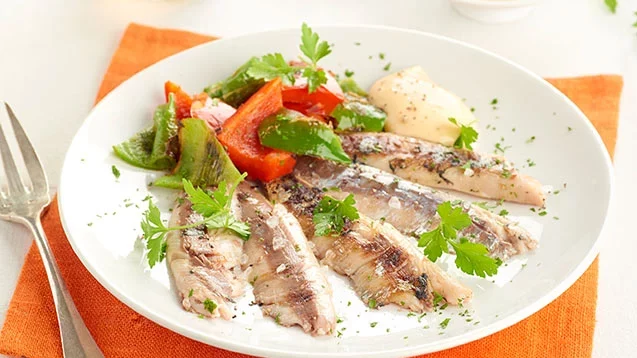 Tres pescados populares en España que cuidan tu corazón 3 Vida.es sardinas asadas con crema de almendras 1 edited Vida.es