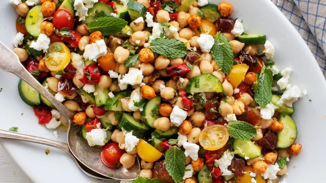 Las tres ensaladas que necesitas conocer para una cena rápida y ligera 2 Vida.es ENSALADA DE GARBANZOS Y PIMIENTOS ASADOS