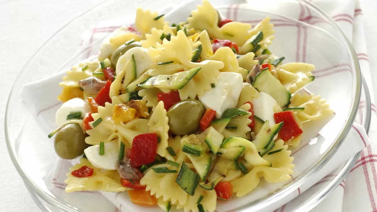 Las tres ensaladas que necesitas conocer para una cena rápida y ligera 3 Vida.es ENSALADA DE PASTA Y VERDURAS