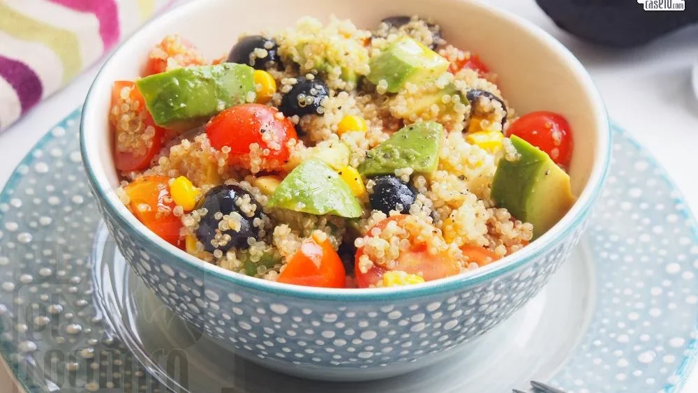 Las tres ensaladas que necesitas conocer para una cena rápida y ligera 1 Vida.es ENSALADA DE QUINOA Y AGUACATE