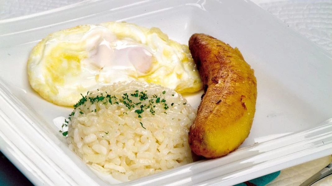 Arroz a la cubana el plato tradicional con plátano frito que nunca falla 2 Vida.es PREPARACIÓN DEL ARROZ A LA CUBANA: PASO A PASO