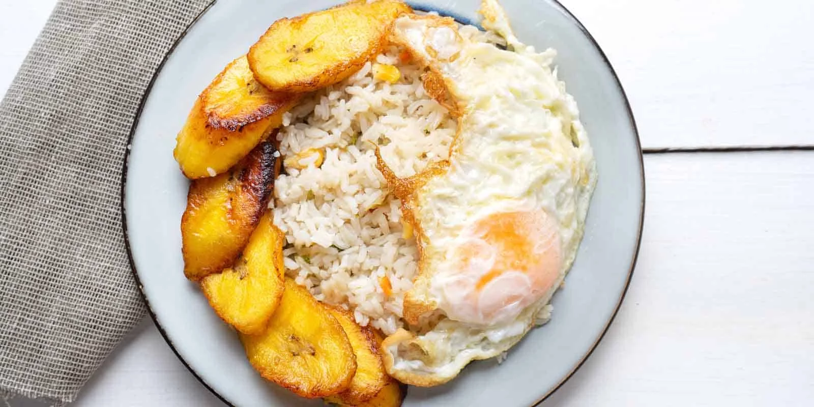 Arroz a la cubana el plato tradicional con plátano frito que nunca falla 3 Vida.es VARIACIONES DEL ARROZ A LA CUBANA: UNA RECETA ADAPTABLE