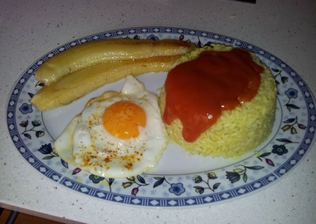 Arroz a la cubana el plato tradicional con plátano frito que nunca falla 1 Vida.es ORÍGENES DEL ARROZ A LA CUBANA: UNA TRADICIÓN CULINARIA