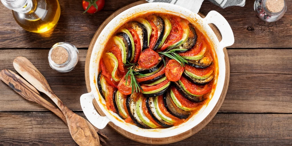 Verduras, sabor y un toque francés: así de fácil es preparar Ratatouille 1 Vida.es UN VIAJE A TRAVÉS DE LA HISTORIA DEL RATATOUILLE: DE LA CAMPESINA A LA COCINA DE LUJO