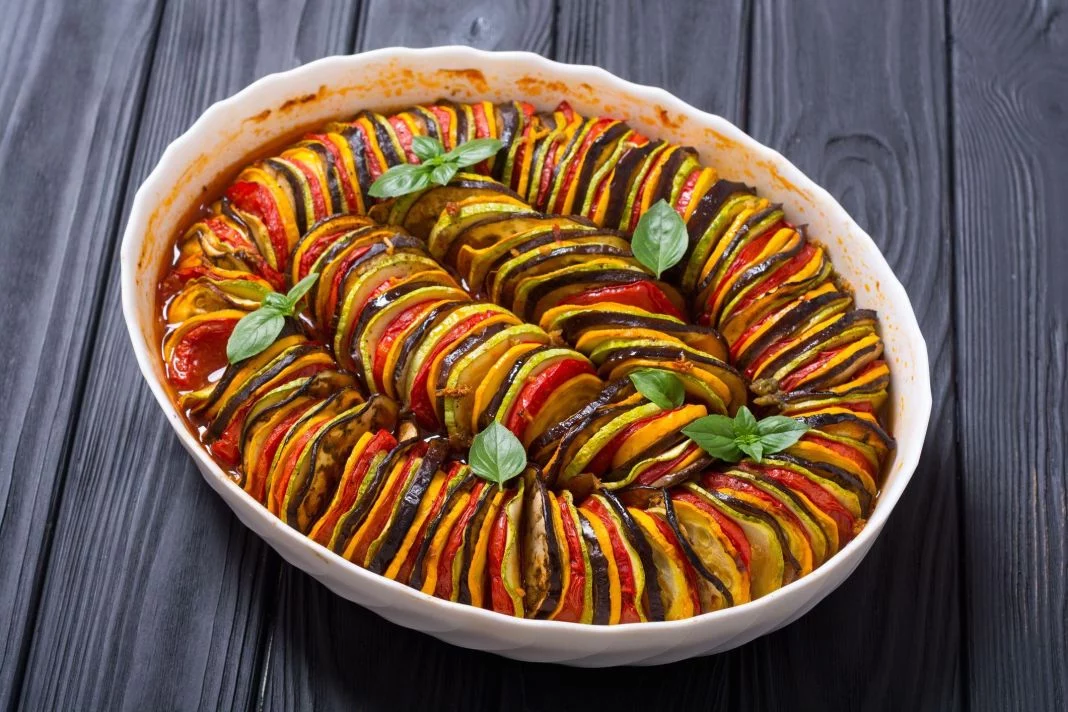 Verduras, sabor y un toque francés: así de fácil es preparar Ratatouille 2 Vida.es UN VIAJE A TRAVÉS DE LA HISTORIA DEL RATATOUILLE: DE LA CAMPESINA A LA COCINA DE LUJO