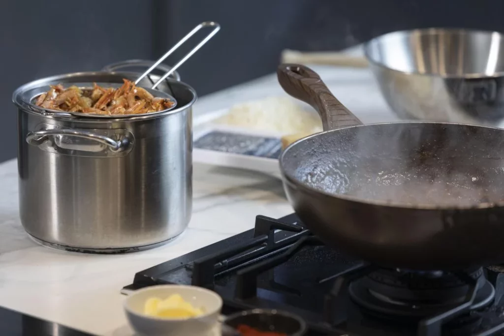 Adiós teflón, hola acero inoxidable: la moda en cocinas que esconde un gran secreto 4 Vida.es ¿ES EL ACERO INOXIDABLE MEJOR QUE EL TEFLÓN?