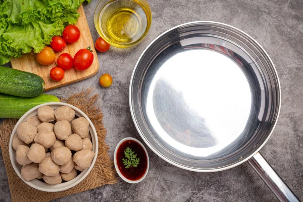 Adiós teflón, hola acero inoxidable: la moda en cocinas que esconde un gran secreto 1 Vida.es ¿POR QUÉ EL ACERO INOXIDABLE ES LA NUEVA MODA EN COCINAS?