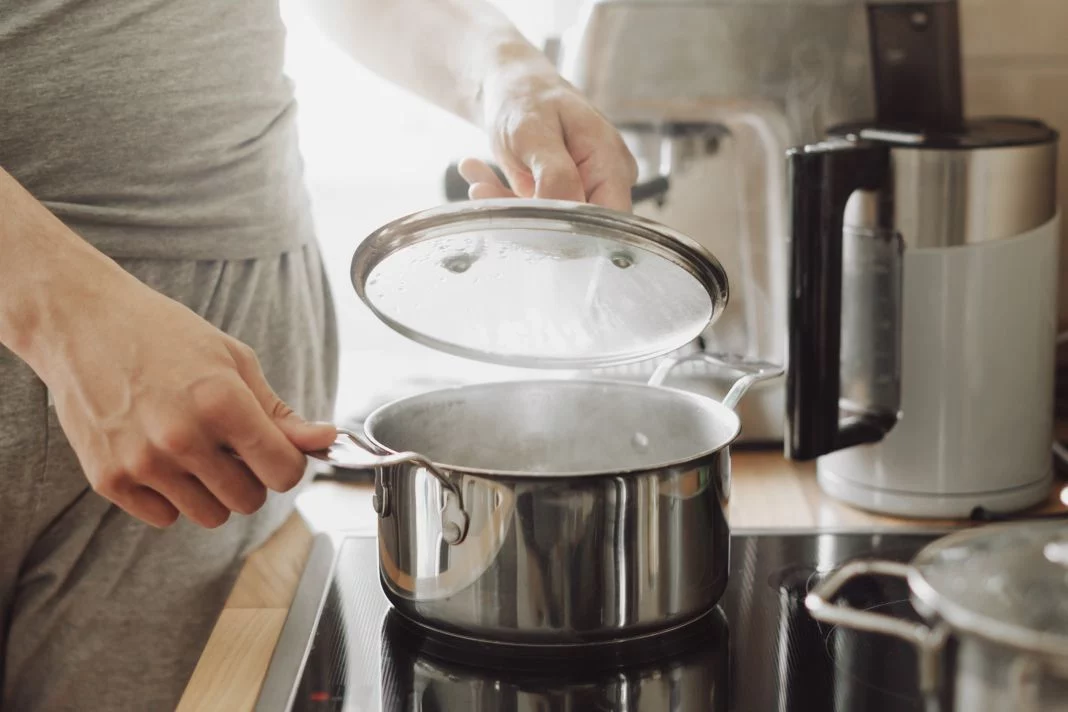 Adiós teflón, hola acero inoxidable: la moda en cocinas que esconde un gran secreto 2 Vida.es EL GRAN SECRETO DEL ACERO INOXIDABLE: NO TODO ES PERFECTO