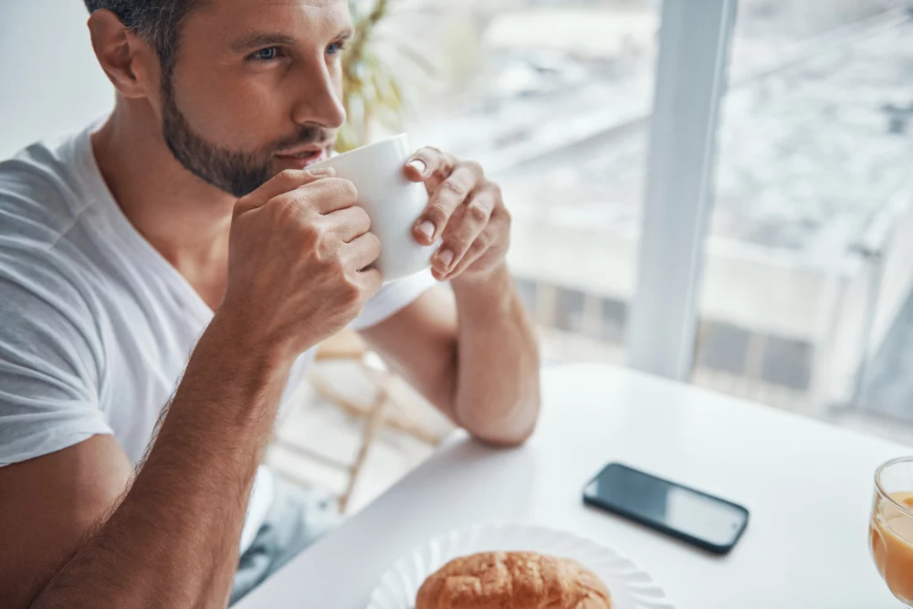 CAFÉ SOLO: LA MEJOR OPCIÓN PARA ADULTOS QUE BUSCAN ENERGÍA SIN EXCESOS