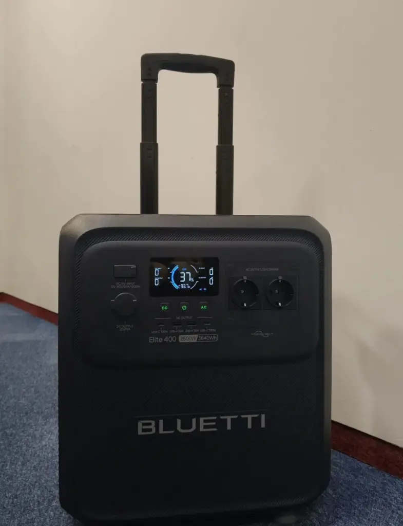 Así es el Bluetti Elite 400: potencia y libertad donde quieras 1 Vida.es Modelo Bluetti. Elite 400. Con el asa extendida