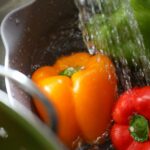 Lavar y cocinar frutas y verduras correctamente previene la infección por Cyclospora
