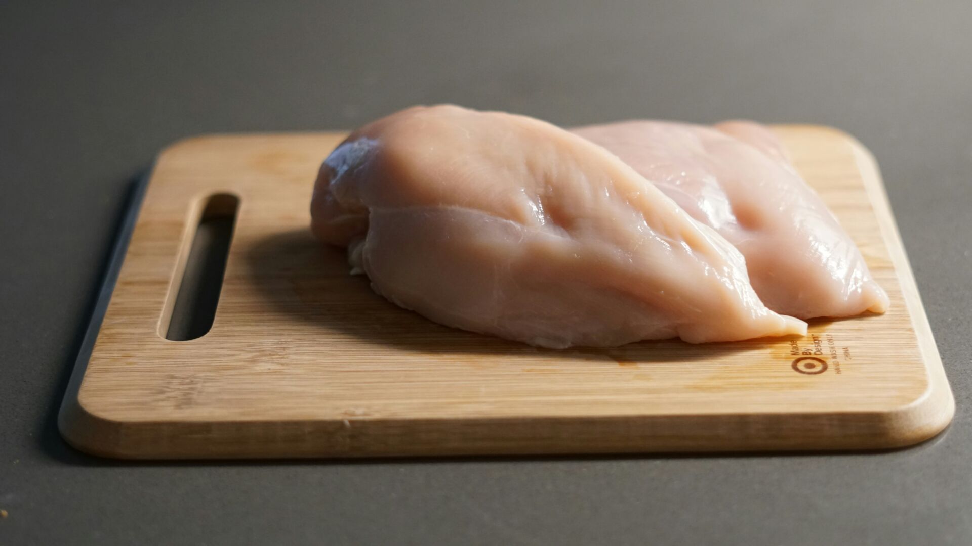 Descongelar carne a temperatura ambiente multiplica las bacterias: el método seguro según AESAN 1 Vida.es seguridad alimentaria en casa