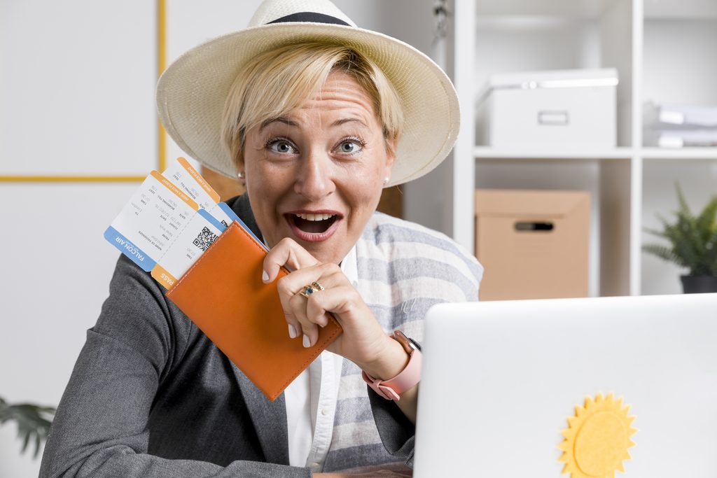 Adiós al móvil el fin de semana: la revolución Slow Living que arrasa en Madrid para desconectar de verdad 1 Vida.es retrato de mujer en oficina preparada para vacaciones de verano Vida.es