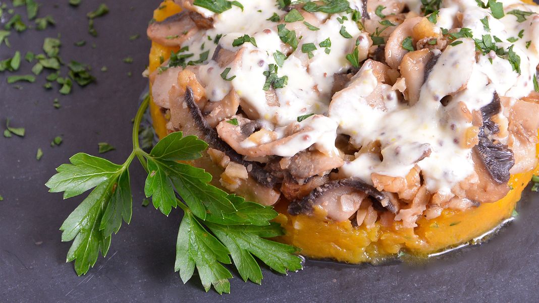 Champiñones laminados con puré de calabaza