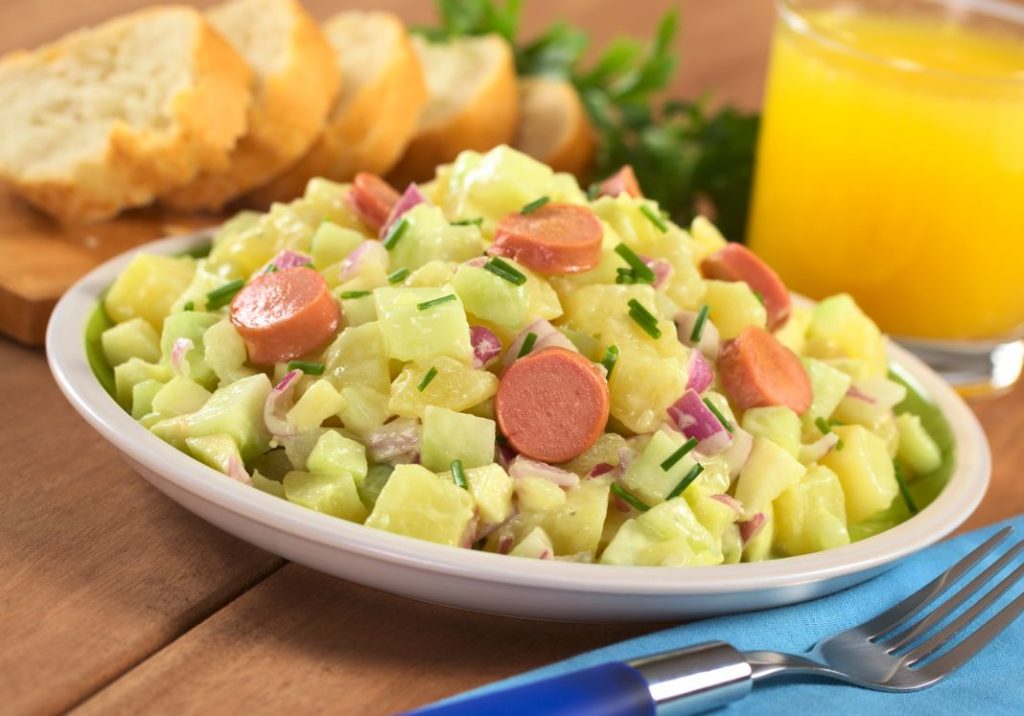 Ensalada de patata con salchichas