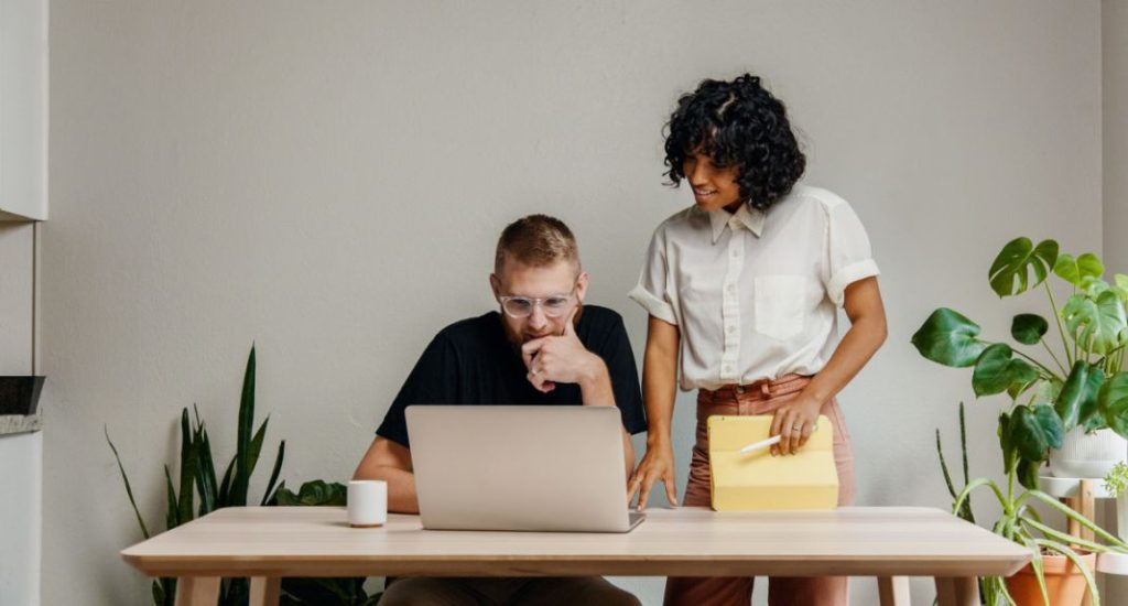 Oficina portátil: empleados en la oficina en casa