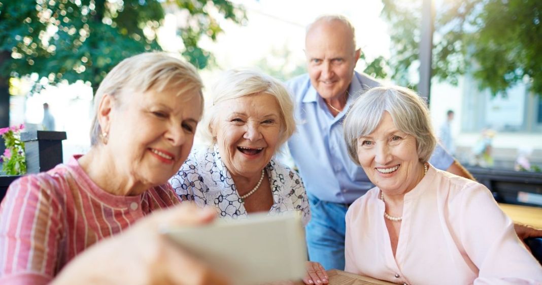 Conexiones sociales para la salud mental de los adultos mayores